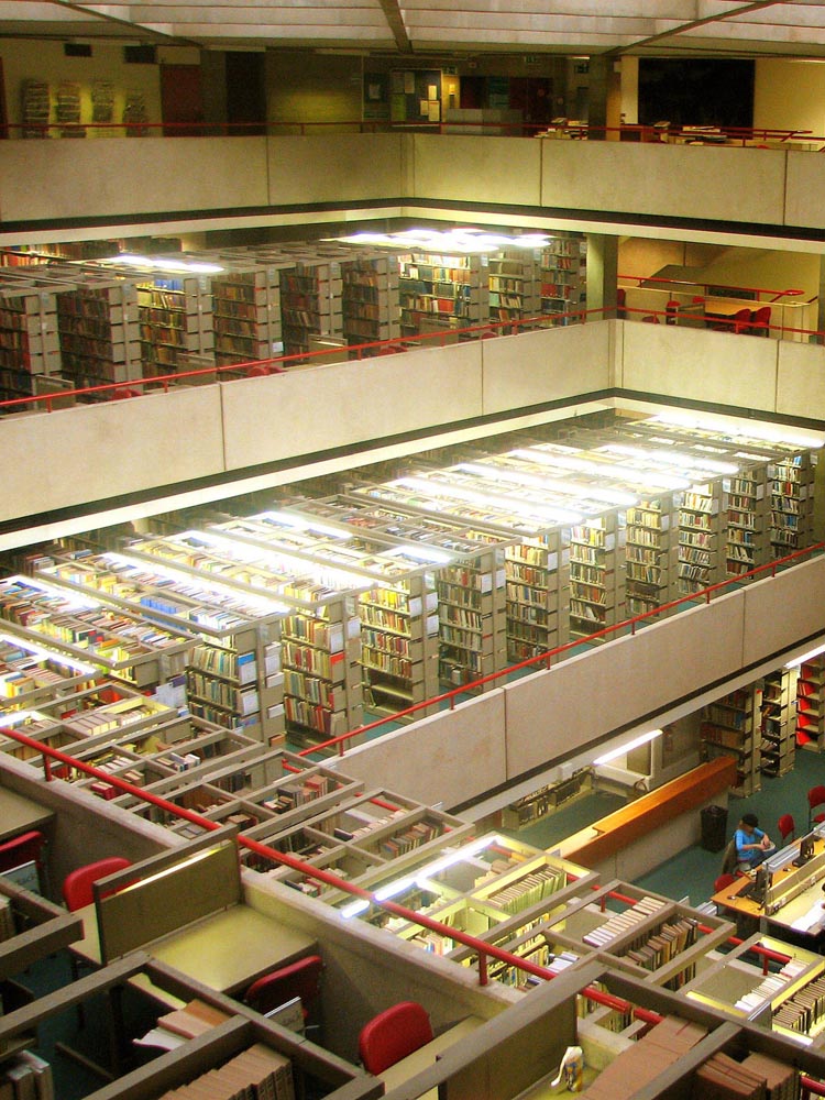 Interior de una biblioteca